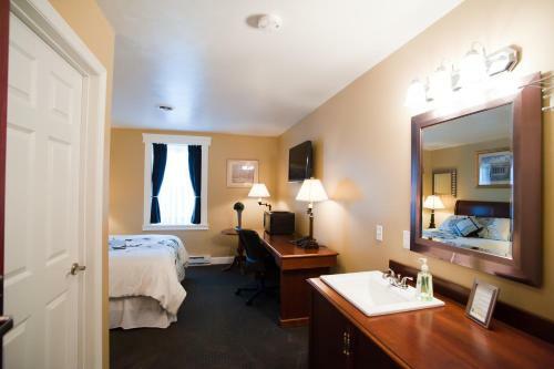 Beacon Hotel Oswego