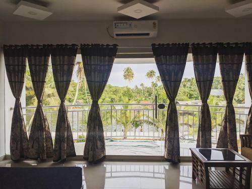 Hotel Chaandhni Lake View