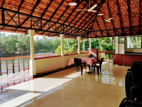 Hotel Chaandhni Lake View