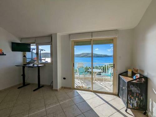 Serene, Modern Apartment With Ocean View Balcony