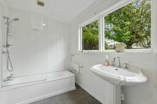 Addington Cottage - Christchurch Holiday Home