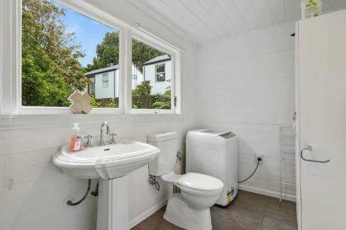Addington Cottage - Christchurch Holiday Home