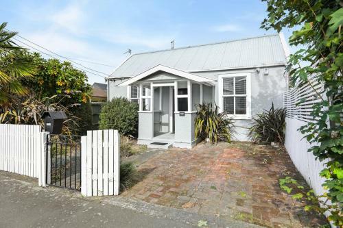 Addington Cottage - Christchurch Holiday Home