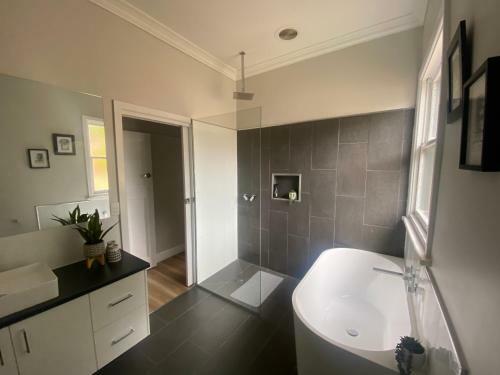 Short Stroll To Cbd - 3 Bedroom House