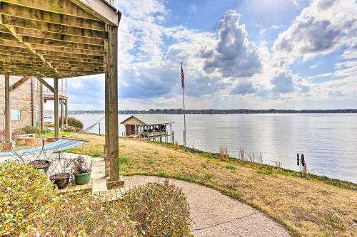 Lakefront House With Game Room, Deck And Views!