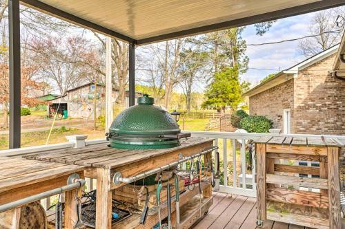 Lakefront House With Game Room, Deck And Views!