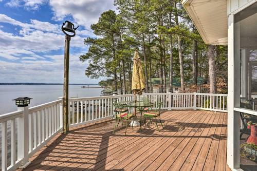 Lakefront House With Game Room, Deck And Views!