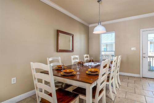 Keywester - Beachfront! Pet Friendly! Sit On The Back Deck And Listen To The Waves Crash, Home