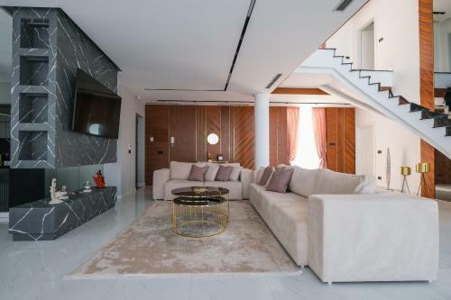 Panoramic Lake View Luxury Villa