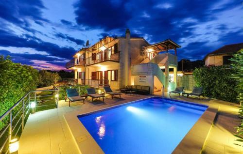 Holiday Home Rafaeli - With Pool