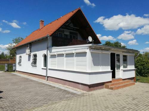 Modernes Ferienhaus Mit Sch�nem �berdachtem Pool