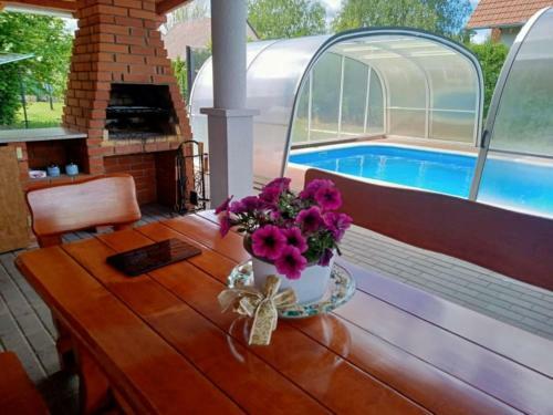 Modernes Ferienhaus Mit Sch�nem �berdachtem Pool