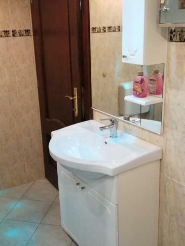 Modernes Ferienhaus Mit Sch�nem �berdachtem Pool