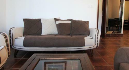 3 Br Apartment In Boka Gardens Complex