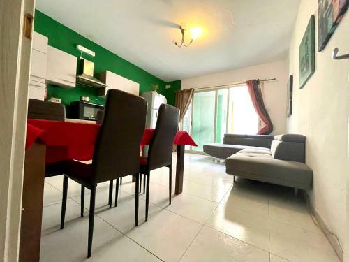 Room 2- Private Room With Balcony AC Wifi And En Suite