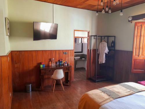 Hostal Hotel Much�