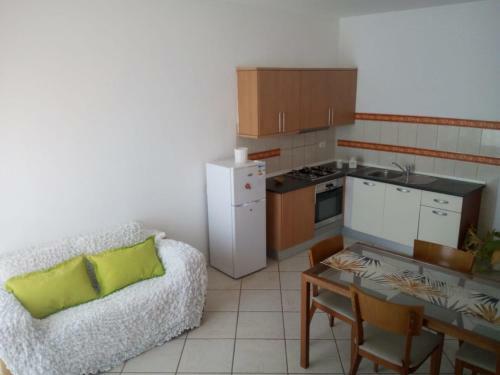 Bright Apartment Second Beach Line