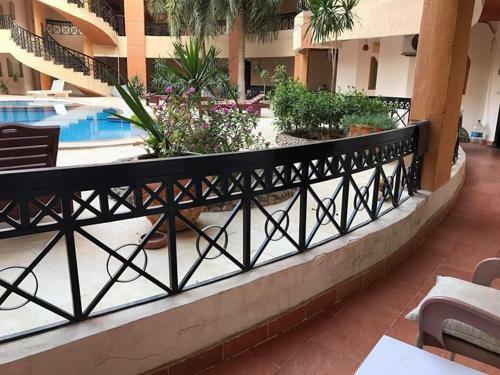 Beautiful Apartment Near The Beach, Pool View