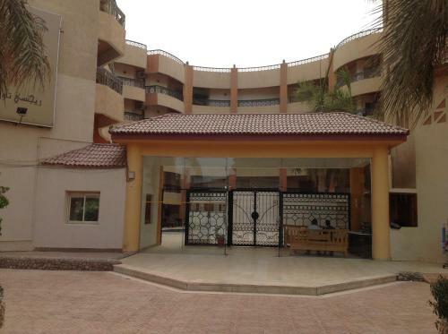 Beautiful Apartment Near The Beach, Pool View