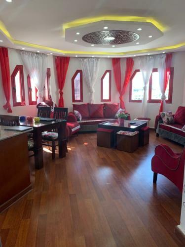 Beautiful Apartment Near The Beach, Pool View