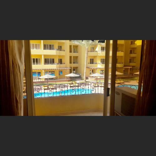 British Resort Pool View Apartments