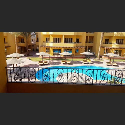 British Resort Pool View Apartments