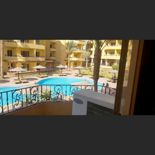 British Resort Pool View Apartments