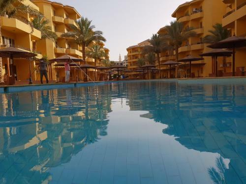 British Resort Pool View Apartments