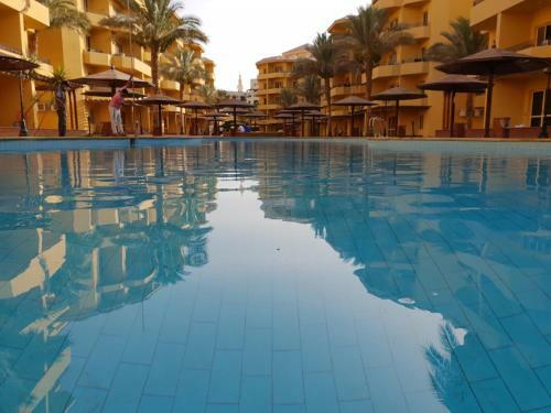 British Resort Pool View Apartments