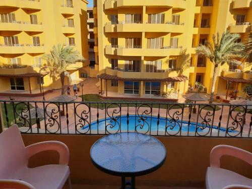 British Resort Pool View Apartments