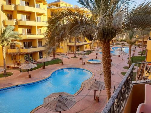British Resort Pool View Apartments