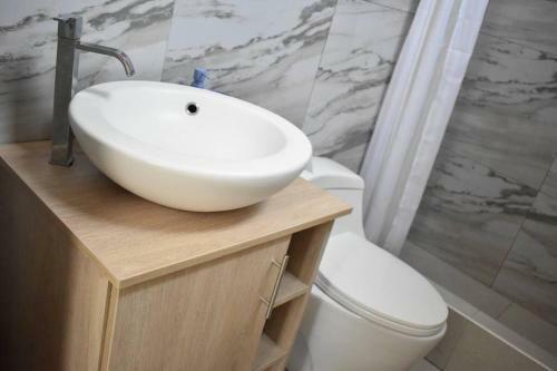 Linda Casa de Estreno En Col�n Con Piscina