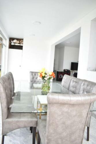Linda Casa de Estreno En Col�n Con Piscina