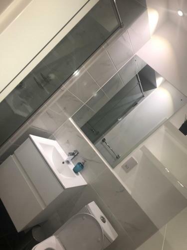 A007 Embassy Gardens Studio Apartm