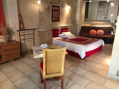 Hotel Logis Le Mas Et La Flambee Du Luberon
