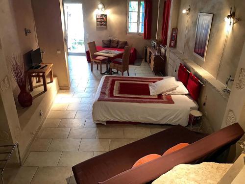 Hotel Logis Le Mas Et La Flambee Du Luberon