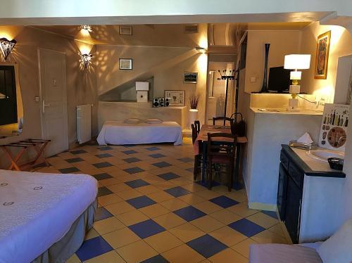 Hotel Logis Le Mas Et La Flambee Du Luberon