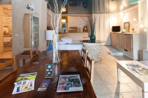 Hotel Logis Le Mas Et La Flambee Du Luberon