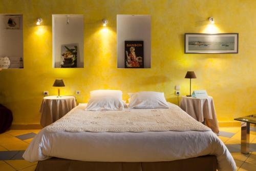 Hotel Logis Le Mas Et La Flambee Du Luberon