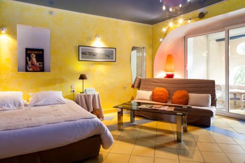 Hotel Logis Le Mas Et La Flambee Du Luberon