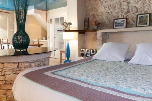 Hotel Logis Le Mas Et La Flambee Du Luberon