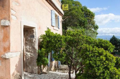 Hotel Logis Le Mas Et La Flambee Du Luberon