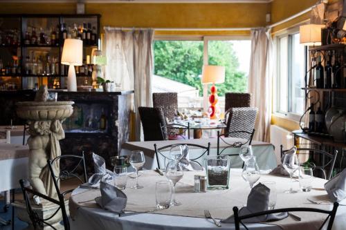 Hotel Logis Le Mas Et La Flambee Du Luberon