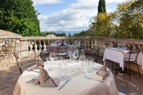 Hotel Logis Le Mas Et La Flambee Du Luberon