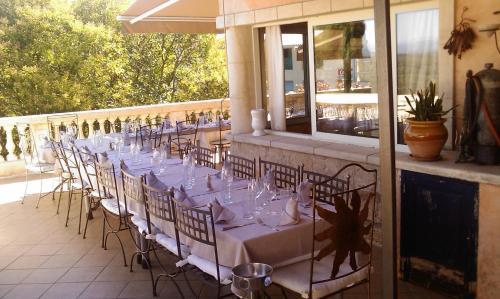 Hotel Logis Le Mas Et La Flambee Du Luberon