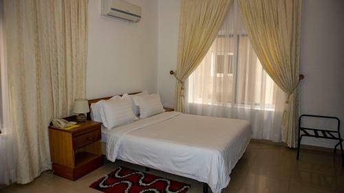 His Majesty's Hotel And Apartments