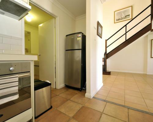 Ocean Sunsets - 2 Bedroom Converted Warehouse Apartment