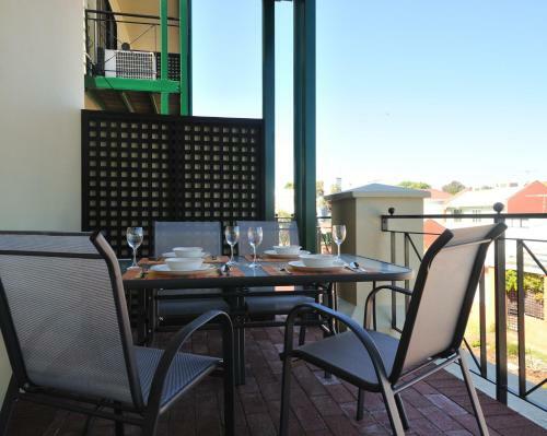 Ocean Sunsets - 2 Bedroom Converted Warehouse Apartment