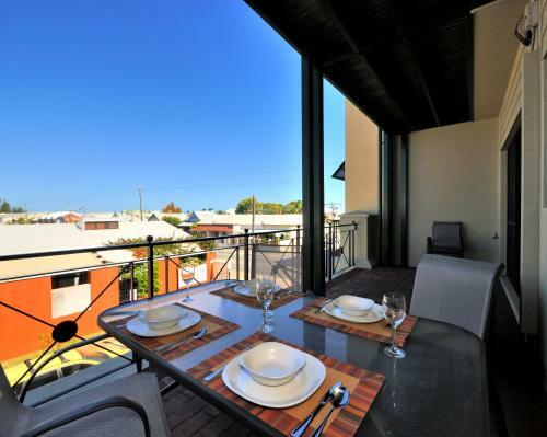Ocean Sunsets - 2 Bedroom Converted Warehouse Apartment