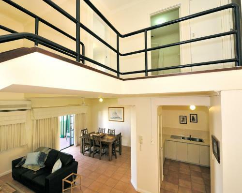 Ocean Sunsets - 2 Bedroom Converted Warehouse Apartment